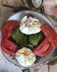 завтрак во французском стиле - авокадо, помидор, яйцо пашот