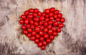 томаты-вишни-в-форме-сердца-красное-сердце-от-томатов-125995514.jpg