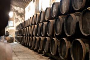 sherry-production-in-oak-barrels.thumb.jpg.903770fb6e4d03092a52215bdec45f5e.jpg