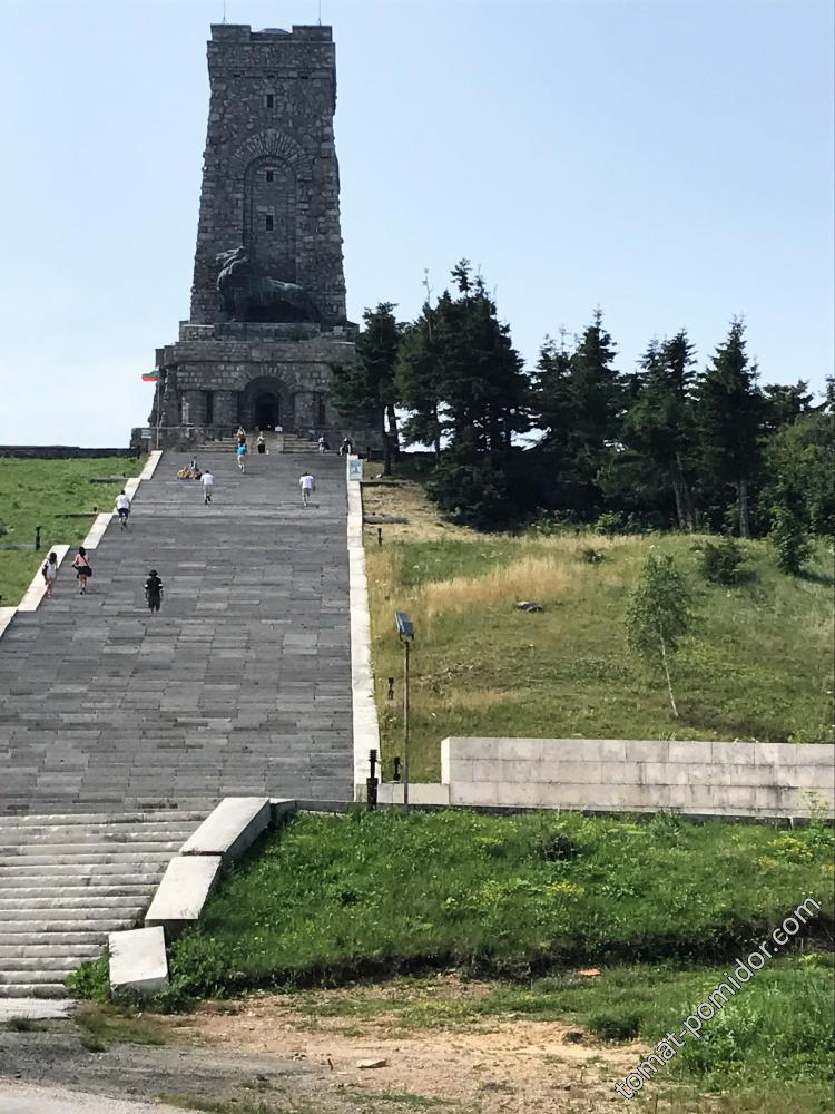 лестница к мемориалу на перевале Шипка