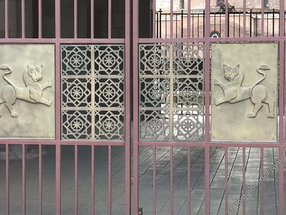 ограда у президентской резиденции