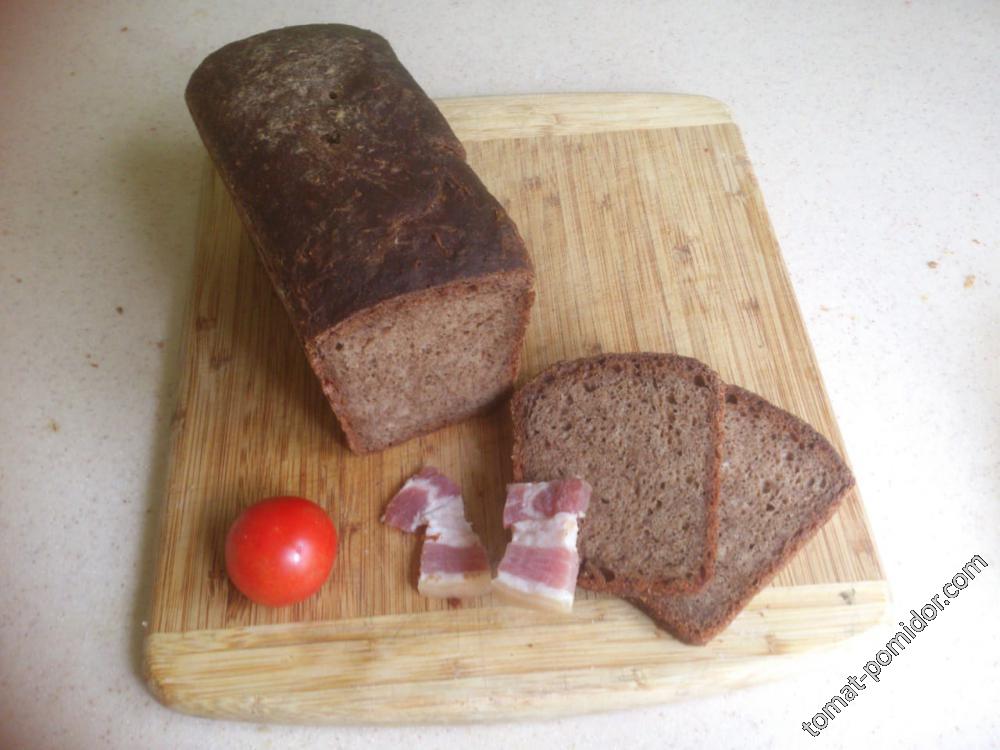 Хлеб на закваске из кваса (сверху присыпано мучкой)