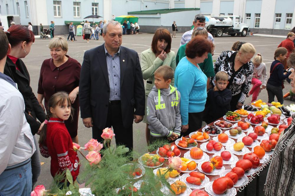 ОН (около моего столика)