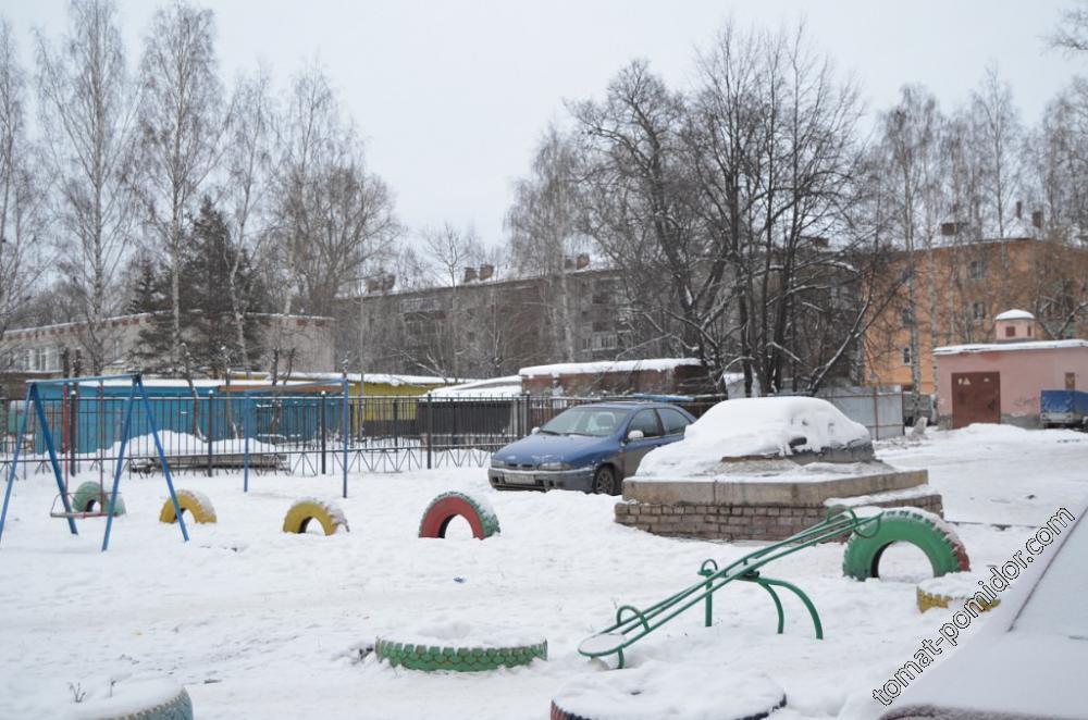 Здесь была сарайка, где предки хранили продукты. Теперь кто-то хранит машины)