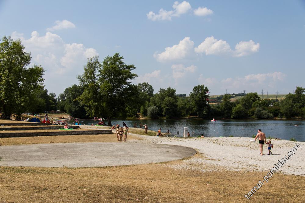 Пляж у озера Зеленая вода 2